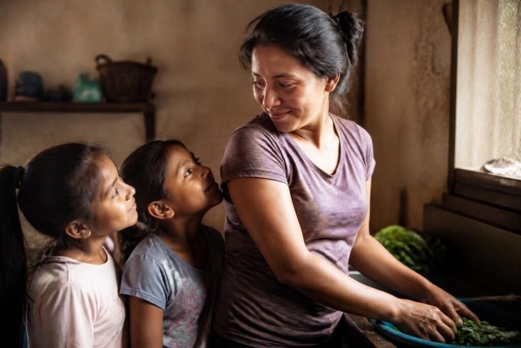 una madre que se sacrifica inspira a sus hijas a seguir su ejemplo de dedicación y amor incondicional.