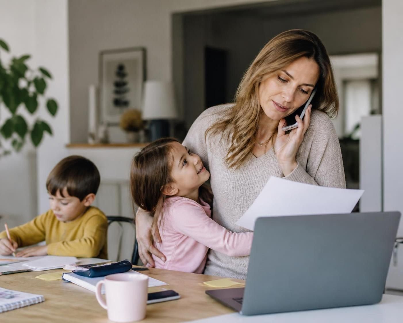 explora cómo tener deseos personales no te hace una madre ausente y la importancia de equilibrar la maternidad con la realización individual.